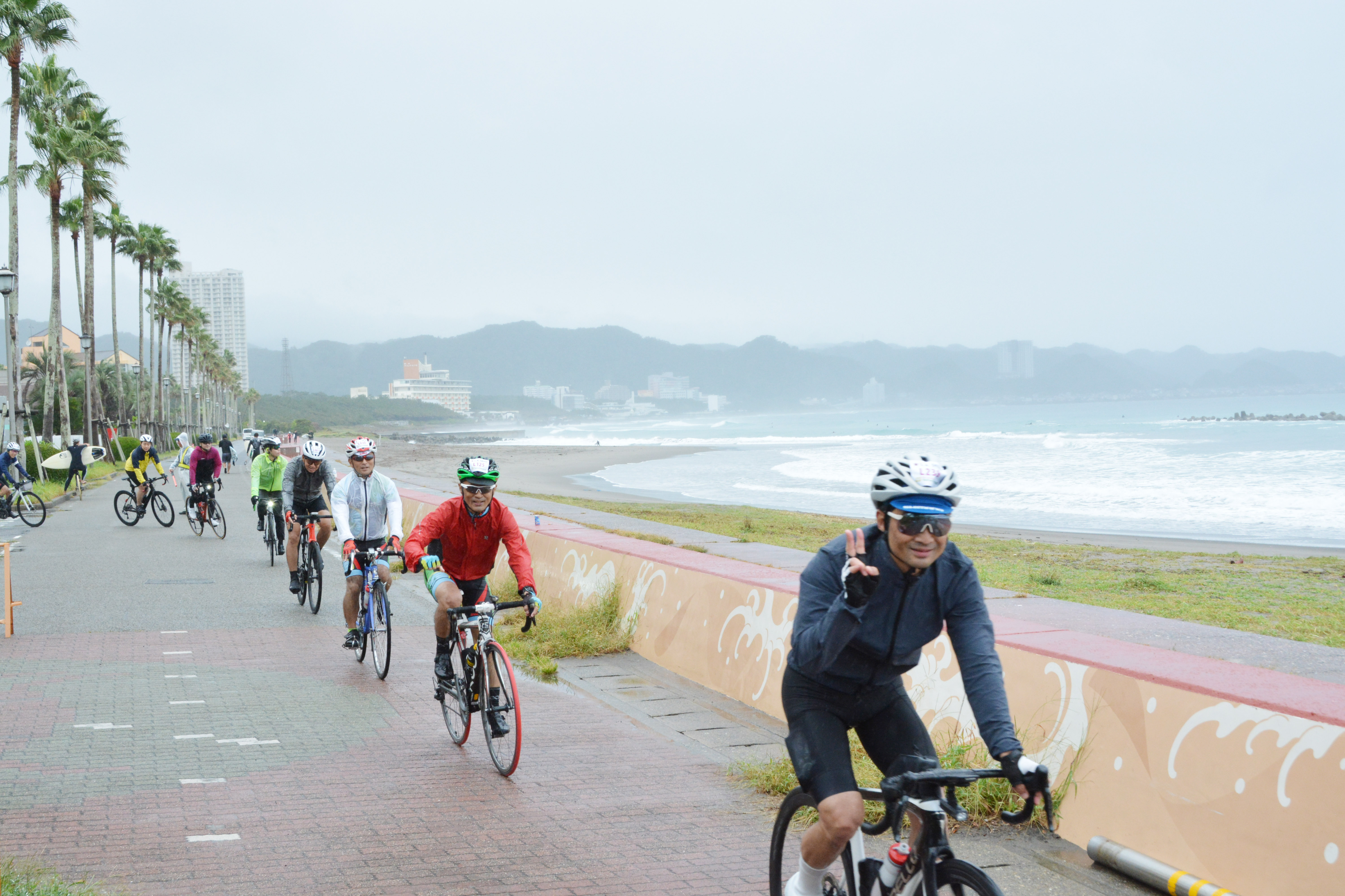 鴨川の海岸沿いを走る参加者